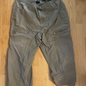 Preowned women’s Erika Olive Cargo capris XL